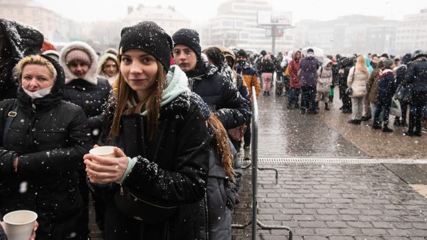 Ukrajinští uprchlíci čekají před nově zřízeným centrem pomoci v Kongresovém centru