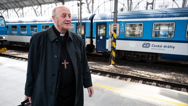 Arcibiskup Jan Bosco Graubner odjíždí vlakem z Prahy do Olomouce
