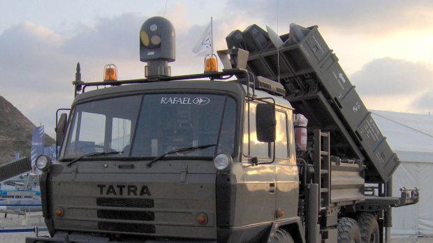 Ministerstvo obrany chce koupit protiletadlový raketový systém Shorad přímo od izraelské vlády. Zájem má o pořízení systému Spyder od firmy Rafael (na snímku na podvozku Tatra v roce 2008)