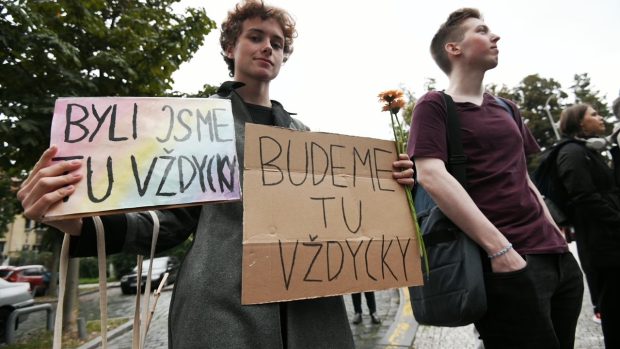 Lidé v Praze vyjádřili solidaritu s před rokem zavražděnými členy LGBT+ skupiny v bratislavském klubu Tepláreň