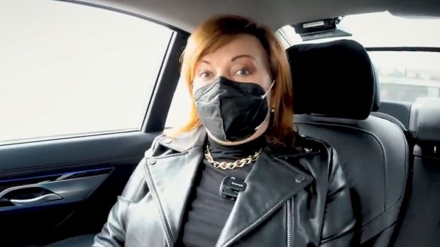 Ministryně financí Alena Schillerová (za ANO) ve videu při jízdě v autě neměla zapnutý bezpečností pás
