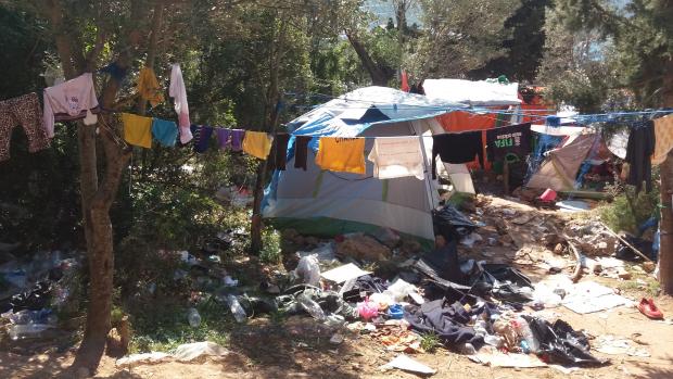 Začátek neoficiálního tábora na Samosu. Lidé žijí mezi odpadky, v hrozných podmínkách. Bez klimatizace čelí horku, bez vytápění zimě, dešti a větru.