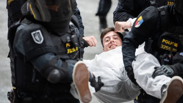 Policie cvičila před mistrovství světa v hokeji zákroky proti násilným divákům i protestujícím v O2 Aréně v Praze