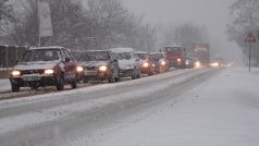 Pomalu jedoucí kolona aut směrem do Prahy na silnici I/2 v Mukařově se potýkala s uježděnou vrstvou sněhu