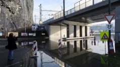 Rozvodněná řeka Labe zaplavila komunikaci Předmostí spojující centrum Ústí nad Labem s městskou částí Krásné Březno