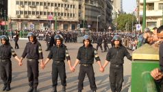 Policistů je v centru Káhiry mnohem víc než obvykle.