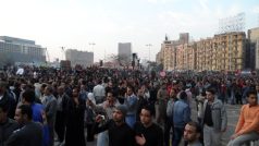Protestů v Káhiře se účastní stále víc lidí.