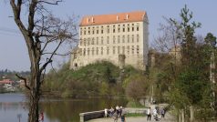 Plumlovský zámek se tyčí do výše 72 metrů nad hladinou Podhradského rybníka