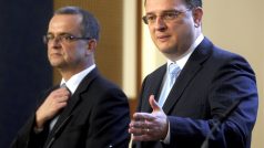 Ministr financí Miroslav Kalousek a premiér Petr Nečas  na TK po jednání vlády