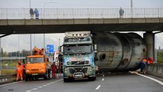 Pod mostem přes dálnici D1 v Ostravě uvízl nadměrný náklad