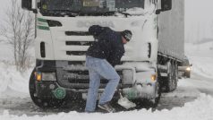 Kvůli sněhu a silnému větru měly problémy zejména kamiony.