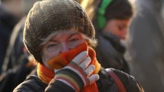 Žena se chrání před mrazem - ilustr. foto