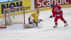 Petr Nedvěd právě proměňuje vítězný nájezd v utkání proti Švédsku na Švédských hokejových hrách