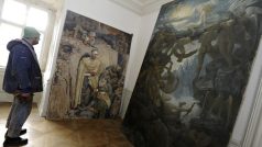 V zákopu u Stalingradu a Nacismus proti temným silám, dva z obrazů ze sbírky Adolfa Hitlera