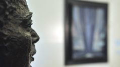 Kupkova díla: v popředí brnzová busta, obraz Tvar modré v pozadí