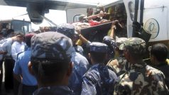 Záchranáři vynášejí zraněné z letadla, které havarovalo na horském letišti v Nepálu