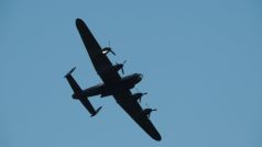 Další nádherný kousek, britský čtyřmotorový bombardér Avro Lancaster. Let v tomto stroji patřícímu Battle of Britain Memorial Flight, si během výcviku v RAF vyzkoušel i princ William