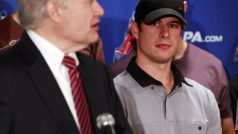 Donald Fehr (vlevo) a Sidney Crosby na jednání vedení NHL a hráčské asociace