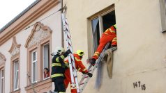 Hasiči se snaží dostat do domu v Ústí nad Labem-Předlicích, kde se zřítil strop