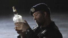 Policisté a hygienici vyrazili na kontrolu dodržování aktuálního opatření omezujícího prodej letos vyrobeného alkoholu s neprokázaným původem