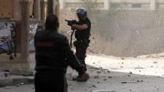 Policie používá při ochraně vládních budov slzný plyn, demonstranti odpovídají kameny a molotovovými koktejly.