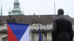 Prezident Miloš Zeman a předseda EK José Manuel Barroso vyvěsili na Pražském hradě vlajku EU