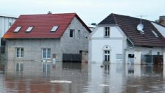 U Terezína  povolila provizorní hráz z hlíny a voda zaplavila část Nových Kopist