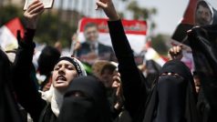 Egypt. Lidé podporující odvolaného prezidenta Mursího demonstrují poblíž Káhirské univerzity