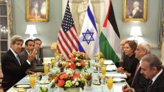 Šéf americké diplomacie John Kerry pohostil na večeři ve Washingtonu izraelskou ministryni spravedlnosti Cipi Livniovou a palestinského hlavního vyjednavače Saeba Erekata
