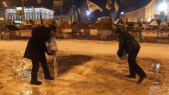 Demonstranti v Kyjevě polévají v mrazech celé prostranství před barikádou na náměstí Nezávislosti vodou, aby ztížili přístup policie na náměstí