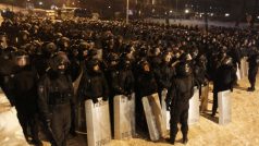 Těžkooděnci jsou připraveni k zásahu proti tisícům demonstrantů v centru Kyjeva