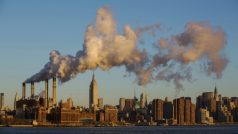 Mráz dává vyniknout oblakům z komínů newyorských elektráren a tepláren