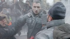 Ukrajina, Kyjev. Opoziční předák a bývalý boxer Vitalij Kličko se snaží zabránit srážce protestujících s policisty