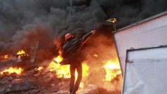 Demonstrant hází zápalnou láhev na ukrajinské policisty