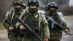 Ruské jednotky i přes hrozby Západu pokračují v okupaci Krymského poloostrova