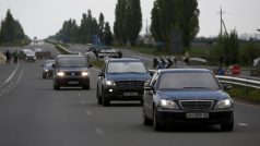 Ukrajina. Konvoj aut s propuštěnými pozorovateli OBSE, které zadržovali proruští separatisté