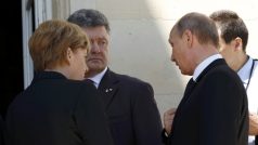 Německá kancléřka Merkelová (vlevo), ukrajinský prezident Porošenko (uprostřed) a šéf Kremlu Putin spolu mluví na zámku v Bénouville