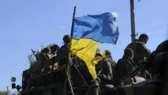 Ukrajinští vojáci se s natrženou ukrajinskou vlajkou blíží ke Slavjansku
