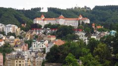Pohled na Karlovy Vary s dominantou hotelu Imperial z terasy bazénu hotelu Thermal