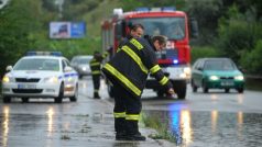 Dopravní komplikace způsobil silný déšť v brněnské Jedovnické ulici