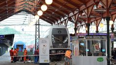 Masarykovo nádraží v Praze je uzavřeno kvůli vykolejení vlaku