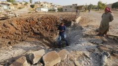Kráter v syrském městě Latamneh údajně způsobený leteckým útokem ruských letounů