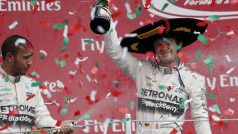 Německý pilot Nico Rosberg slaví vítězství ve Velké ceně Mexika