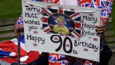Královna Alžběta II. oslaví své 90. narozeniny ve Windsoru. Do městečka se sjíždějí příznivci monarchie
