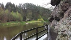 Jedním z několika krásných míst, které můžete navštívit v okolí jihočeského lázeňského městečka Bechyně, je visutá dřevěná lávka nad řekou Lužnicí