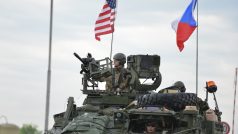 Americký konvoj projíždí Českem