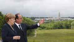 Francouzský prezident François Hollande a německá kancléřka Angela Merkelová v novém památníku bitvy u Verdunu