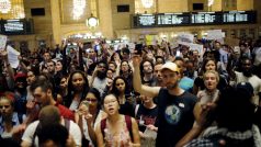 Lidé v newyorské Grand Central Station demonstrovali kvůli černochům zabitým policií
