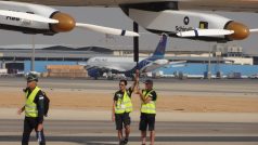 Přistání letounu Solar Impulse 2 v Káhiře. Technici musí podepírat křídla křehkého stroje