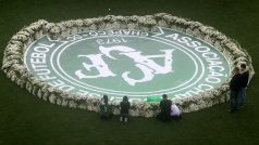 Lidé se na stadionu Chapecoense rozloučili s fotbalisty, kteří zahynuli při leteckém neštěstí v roce 2016.
